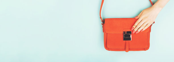 女人手时髦的时尚包。网页横幅。图片下载