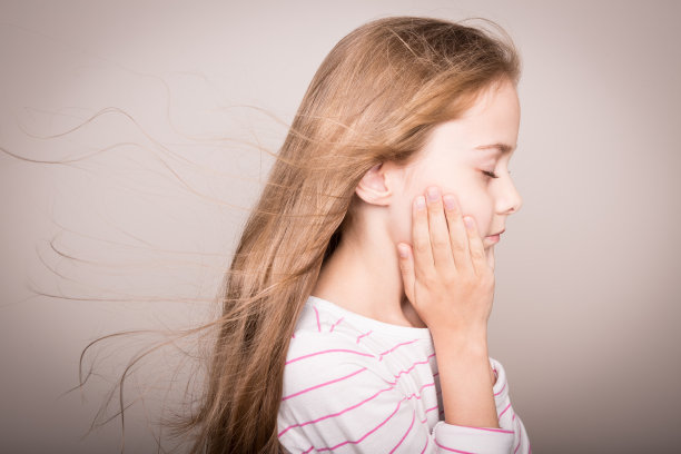 童女模特自然美丽的长直发。图片下载