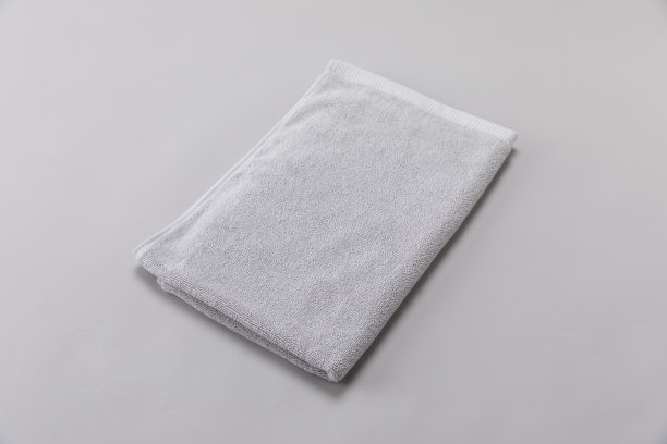 灰色的单毛巾折叠在灰色的背景图片下载