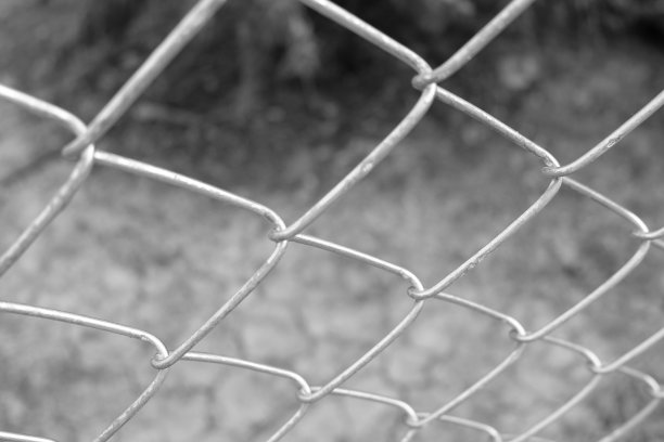 摘要弧形钢栅栏。现代铝黑白纹理背景伟大的任何用途。图片下载