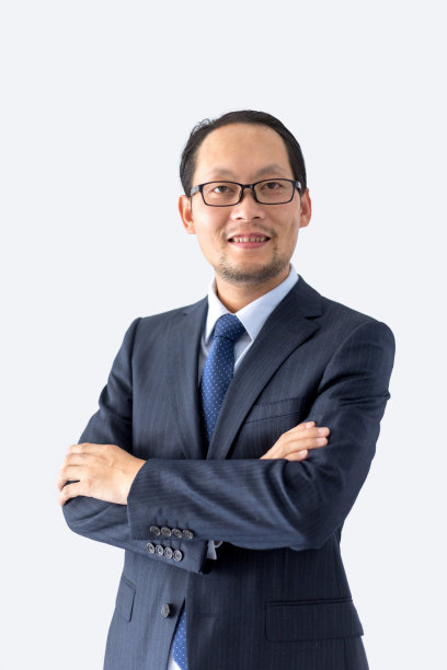 中国男子，西装站在白色背景前图片下载