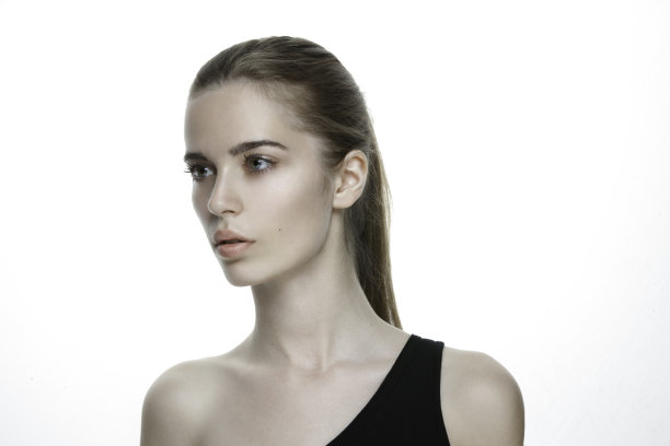 美丽年轻的女孩，清洁柔软的皮肤护理。美丽的肖像。完美的新皮肤。年轻护肤理念，马尾辫。图片下载