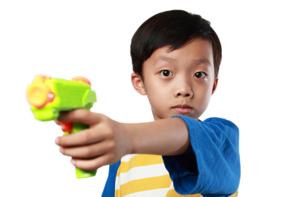孩子们玩玩具枪图片下载