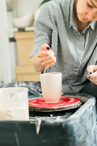 女人们在工作室里做陶工转盘，做陶瓷杯图片下载