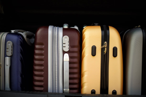 行李箱和包在汽车后备箱里。暑假，旅游，旅行，冒险的概念。图片下载