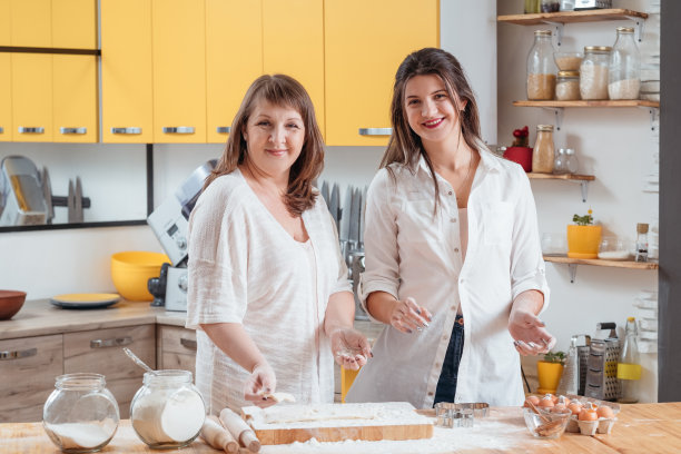 母亲女儿爱好烘焙妇女面团闲暇图片下载