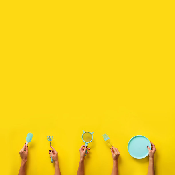 手持厨房工具，手持厨房工具，筛子，擀面杖，碗，筛子，刷子，搅拌器，抹刀，用于烘烤和烹饪的黄色背景。食品架，烘焙概念与复制空间图片下载