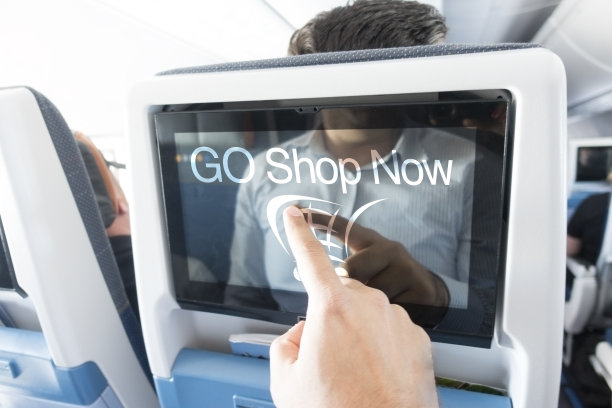 旅客现在在飞机内的触摸屏上按“去购物”图片下载
