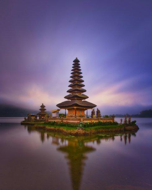 Ulun Danu指的是巴厘岛Bedugul湖的寺庙图片下载