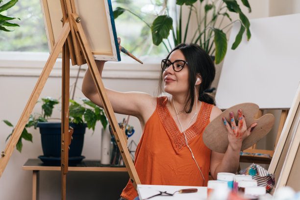 女艺术家在她的工作室绘画图片下载