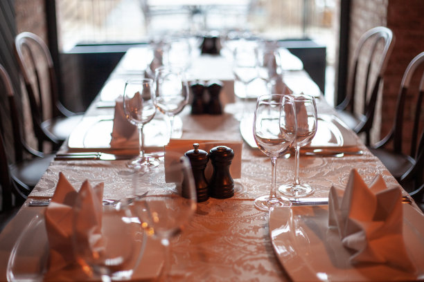 适合聚会、圣诞节、假日和婚礼的奢华餐桌布置图片下载