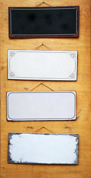 破旧肮脏的墙上挂着空荡荡的装饰标牌图片下载