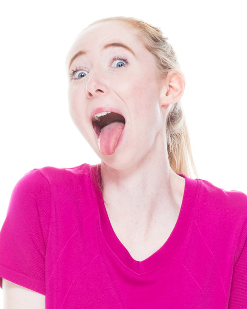 穿着运动服的漂亮女人，做着傻傻的脸图片下载