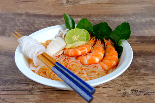 海鲜越南面条汤在木材背景图片下载