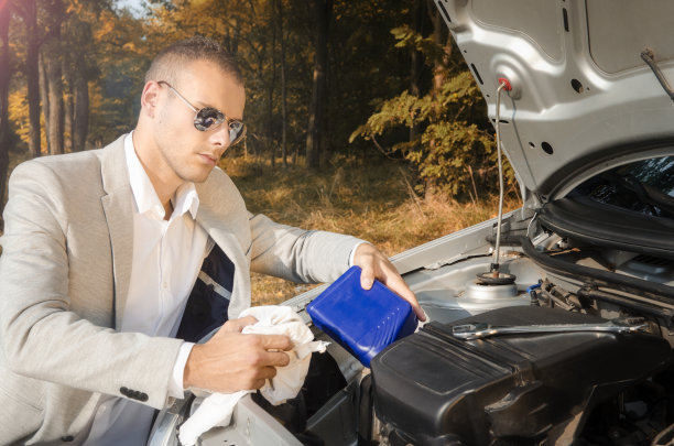 汽车故障。英俊的男人在路上遇到了汽车引擎的问题。图片下载