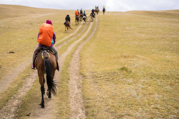 游客骑马游览，前往松科尔湖，吉尔吉斯斯坦图片下载