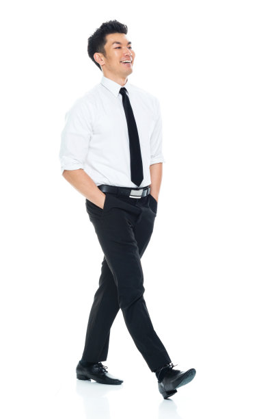 英俊的亚洲商人-边看边走素材图片