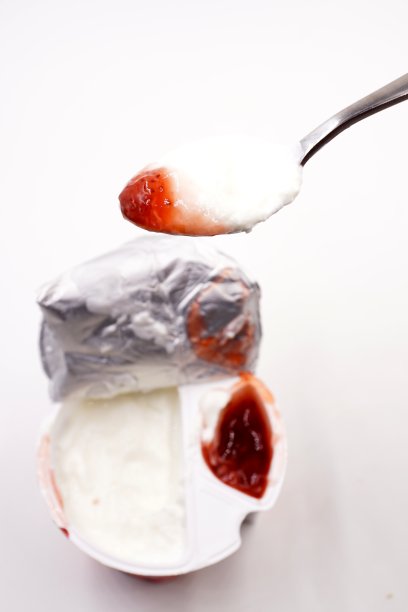 塑料罐里的酸奶和果酱图片下载