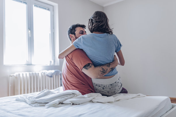 卧室里快乐的年轻夫妇图片下载