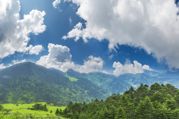 从云端俯瞰山顶的图片图片下载