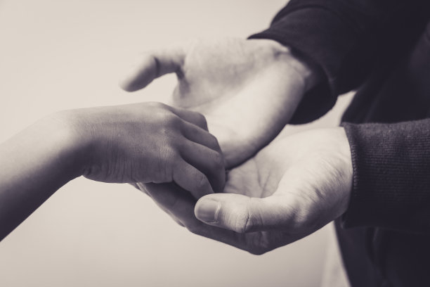 男人和孩子手牵着手图片下载