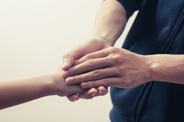 男人和孩子手牵着手图片下载