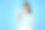 亚洲年轻貌美的年轻女学生与空白瓶纯瓶在蓝色背景图片下载