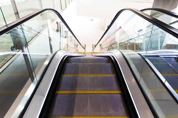 现代的自动扶梯和楼梯，背景与复制空间图片下载