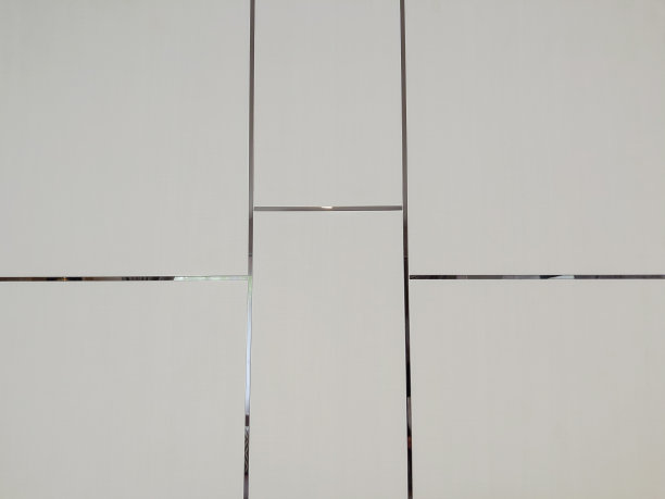 白色的墙壁上有长方形的图案，银色的线条。图片下载