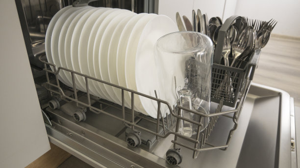 内置洗碗机内的餐具。洗碗机机架图片下载