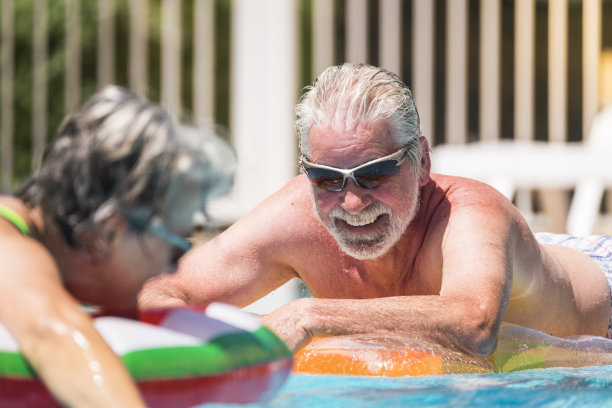 快乐快乐微笑的人老年人享受夏天游泳池在夫妇退休美好的生活方式-白发和暑假度假或放松休闲活动图片下载