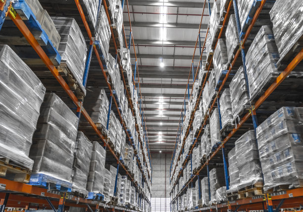 物流棚和配送箱工人和叉车的操作图片下载