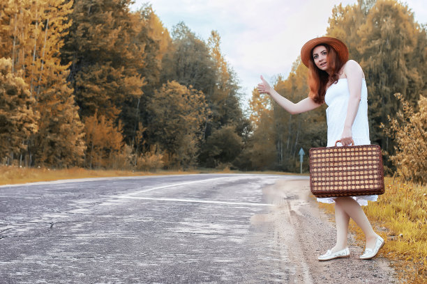 秋天的公园女孩在白色的太阳裙和一个柳条手提箱走在轨道上图片下载