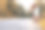 秋天的公园女孩在白色的太阳裙和一个柳条手提箱走在轨道上图片下载