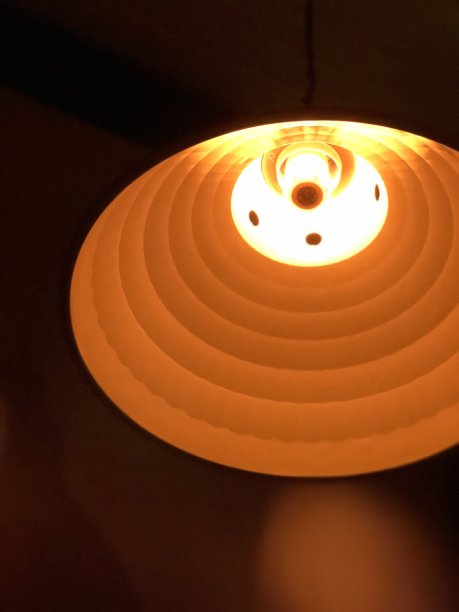 黑暗中的灯图片下载