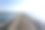 空的木制码头上的蓝色的海与清澈的天空背景。图片下载