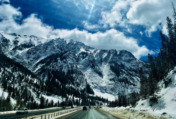 通过科罗拉多州的西尔弗索恩。图片下载