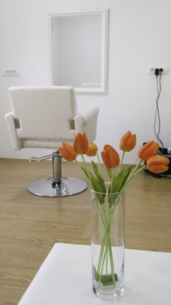 发廊里的一束橙色郁金香图片下载