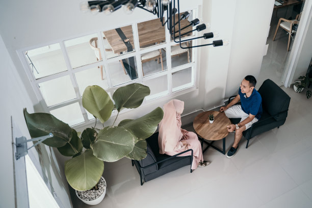 一对夫妇在咖啡馆聊天。穆斯林的亚洲人图片下载