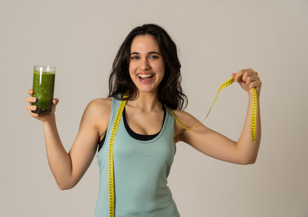 健身女微笑快乐节食减肥计划;运动和绿色蔬菜奶昔健康饮料。以美体护理、健康健身饮食营养和健康生活方式为理念。图片下载