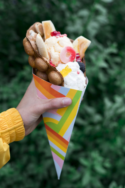 用冰淇淋和水果做的泡泡华夫饼图片下载