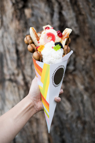 用冰淇淋和水果做的泡泡华夫饼图片下载