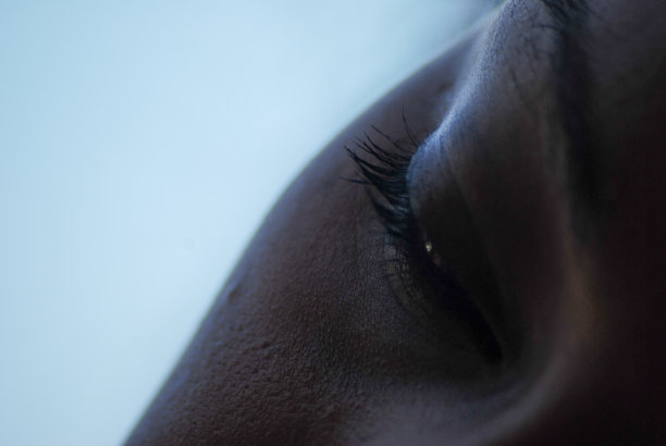 美丽年轻的非洲女人放松图片下载