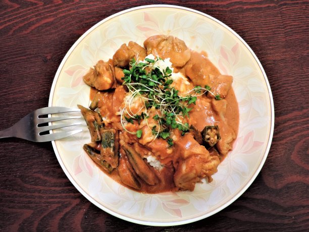 咖喱鸡配秋葵和花椰菜芽米饭图片下载