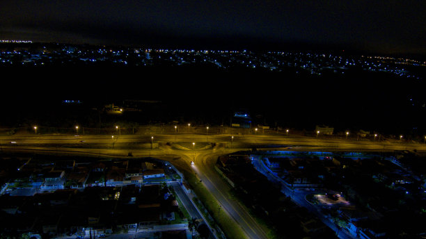 城市夜间照明建筑的高角度透视图片下载
