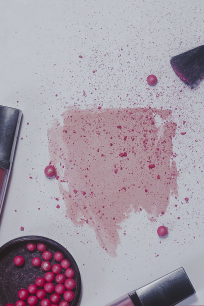 女性化妆品和配件的纸张背景。美容产品。平的观点。本空间图片下载