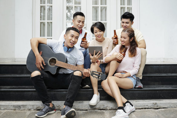 人为朋友歌唱图片下载