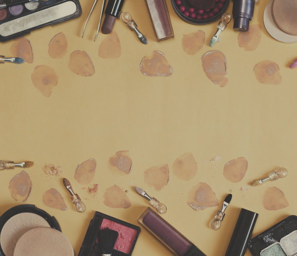 女性化妆品和配件的纸张背景。美容产品。平的观点。本空间图片下载