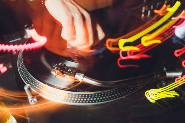 DJ面板上的一张黑胶唱片DJ设备。图片下载