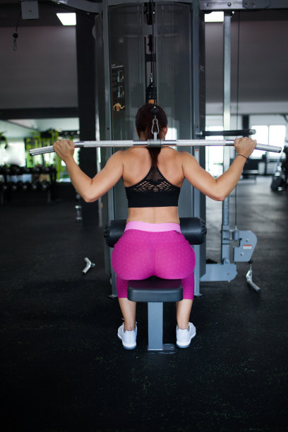 肌肉发达的女人做下拉练习图片下载